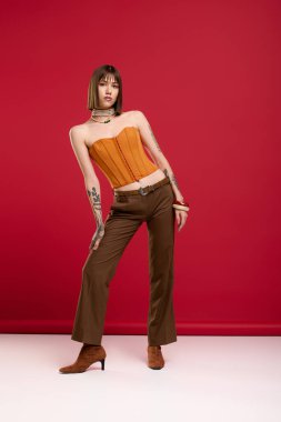 İleri moda genç kadın göz alıcı bir ortamda eşsiz tarzını sergiliyor..