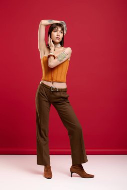 Genç ve güzel bir kadın özgüven ve zarafetle eşsiz moda anlayışını sergiliyor..