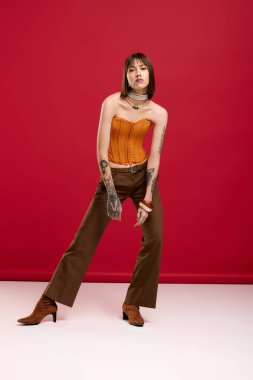 Şık giyinmiş genç bir kadın canlı bir ortama güvenir..