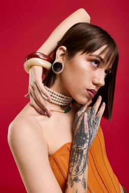 Genç bir kadın zarif bir şekilde sanatsal pozlar vererek kendine güvenerek şık giysilerini sergiliyor..