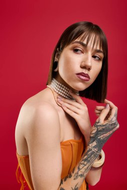 Modaya uygun genç bir kadın, eşsiz tarzını ve güzelliğini zarif aksesuarlarıyla sergiliyor..