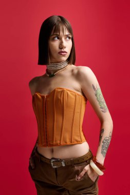 Modayı takip eden genç bir kadın şık bir şekilde poz veriyor ve kendine has tarzını geliştiriyor..