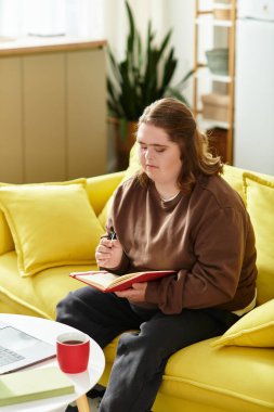 Günlüğüne parlak sarı bir kanepeye oturan genç bir kadın yazmış..