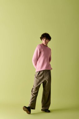 Moda kıyafetleri içinde yakışıklı bir adam kendine güveniyor, çağdaş tarz ve zarafeti ön plana çıkarıyor..