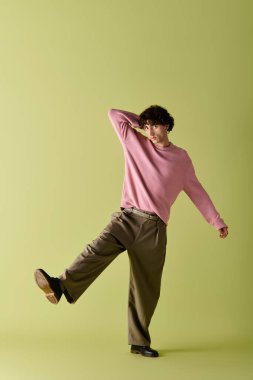 Renkli bir arkaplan karşısında şık giyimli, kendine güveni ve cazibesi olan yakışıklı modeller..