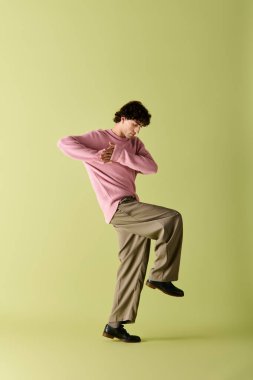 Yakışıklı adam şık giyinmiş, kendine güvenen ve yaratıcılık gösteren çarpıcı bir andan hoşlanıyor..