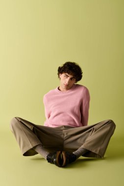 Şık bir adam kendine güveni olan şık bir kıyafetle canlı bir arkaplan oluşturur..