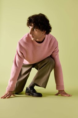 Şık bir adam, eşsiz moda anlayışını canlı bir sette sergiliyor..