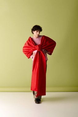 Şık giyinmiş yakışıklı bir adam poz veriyor, canlı moda öğeleri ve renkleri kucaklıyor..