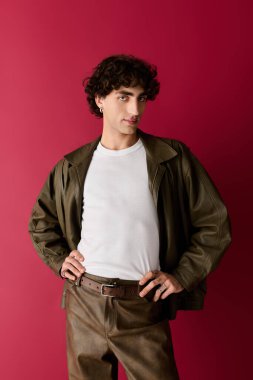 Adam kendine güveni olan şık kıyafetler giyer, çarpıcı bir ortamda cazibe yayar..