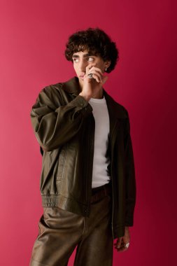 Yakışıklı adam modaya uygun giyinmiş, kendine has tarzıyla dikkatleri üzerine çekiyor..