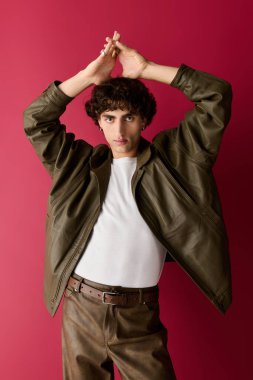 Yakışıklı bir adam kendine güveni tam bir şekilde şık bir şekilde poz verir. Cazibesi ve tarzı vardır..