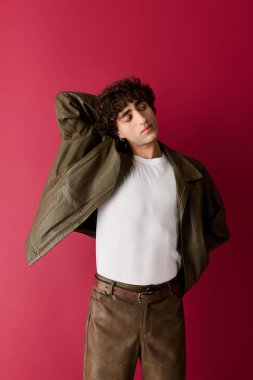 Yakışıklı adam modern moda sergiliyor. Kendine güvenen bir duruşu var..