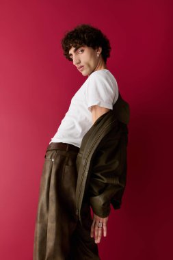 Yakışıklı adam modaya uygun giysiler içinde, çağdaş stil unsurlarını vurguluyor..