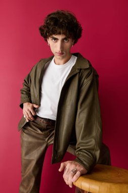 Yakışıklı adam moda anlayışını gösterip kendine güveni ve cazibesi yayıyor..