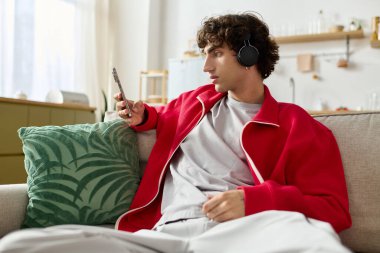 Yakışıklı adam evde vakit geçirmekten hoşlanıyor, modaya uygun giyinip müzikle meşgul oluyor..