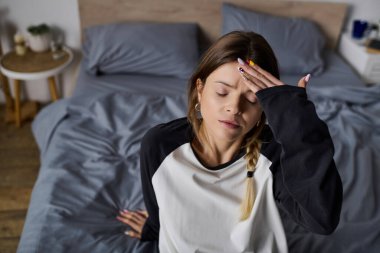 Genç bir kadın, rahat dairesinde dinlenmek ve dinlenmek ister..