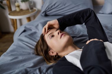 Rahat genç bir kadın bütün gününü yatağında geçirir, rahat dairesinde mola verir..