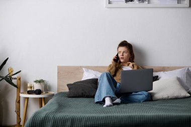 Genç bir kadın gününü yatakta, telefonuyla meşgul olarak geçirir. Rahatlık ve rahatlık arar..