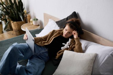 Genç bir kadın gününü yatağında uzanıp, rahat ve düşünceli bir şekilde geçirir..