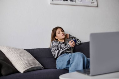 Genç kadın dinlendirici bir günün tadını çıkarıyor, kendine bakmanın ve dinlenmenin tadını çıkarıyor..