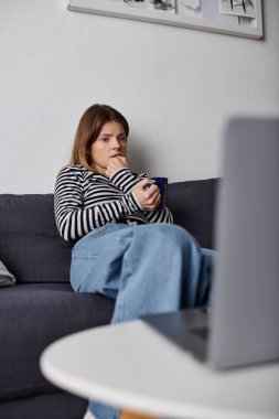 Genç bir kadın gününü uzanarak, içki içerek ve yalnız başına dinlenerek geçirir..