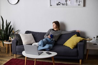 Genç bir kadın, evinde huzur ve rahatlığı kucaklayarak huzurlu bir günün tadını çıkarıyor..