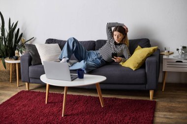 Genç bir kadın gününün tadını çıkarıyor. Dairesinde konforla çevrili, özgüvenine odaklanmış..