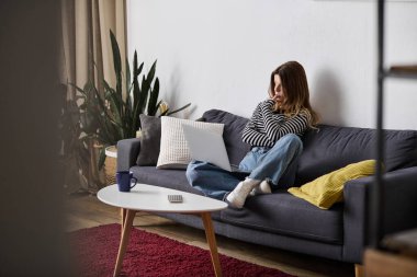 Rahatlık ve yalnızlığı kucaklayan genç bir kadın..