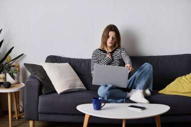 Genç bir kadın, günlerini evinde rahat bir dairede zihinsel sağlığına odaklanarak geçiriyor..