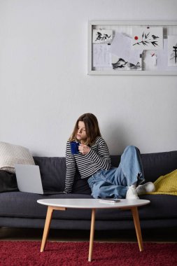 Genç bir kadın sakin bir günün tadını çıkarıyor, lüks bir dairede kahvesini yudumluyor ve dinleniyor..