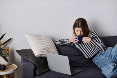 Genç bir kadın şık dairesinde huzurlu bir gün geçirir. Rahatlık ve rahatlık önceliklidir..