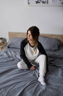 Genç bir kadın gününü yatakta dinlenerek geçirir, şık yatak odasında günlük rutinini benimser..