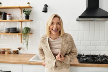 Kadınlar evlerinde mutlu anların tadını çıkarırlar, rahat kışlıklar giyerler ve gülümserler..