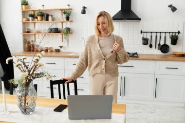 Sarışın kadın evinde rahat bir andan zevk alıyor. Dairesinde rahat bir yaşam tarzını kucaklıyor..