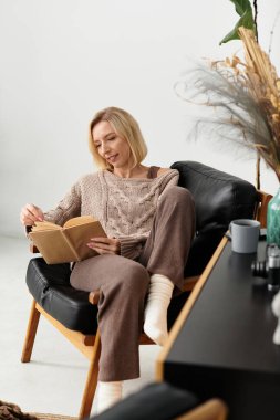 Şık bir dairede, sarışın bir kadın kitap okurken rahatlıyor, rahatlığı ve huzuru kucaklıyor..