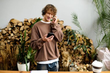 Sıcak bir atmosferin ortasında, kulaklıklı genç bir adam akıllı telefonuna gülümsüyor, müziğin içinde kayboluyor..