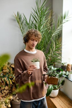 Genç bir adam yaratıcılığını güneşli, yemyeşil bir bahçedeki bitkilerle ilgilenerek keşfeder..