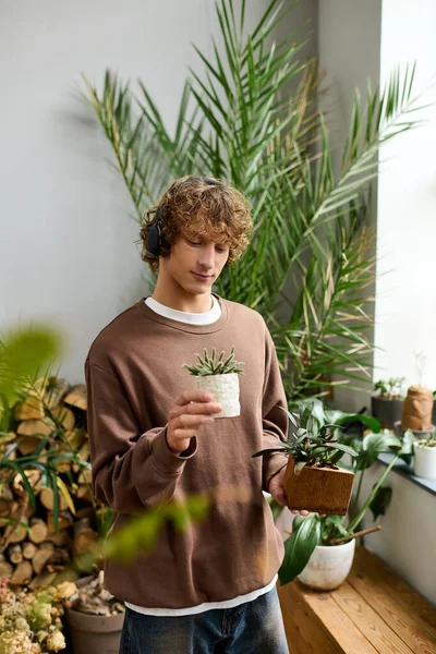 Genç bir adam yaratıcılığını güneşli, yemyeşil bir bahçedeki bitkilerle ilgilenerek keşfeder..