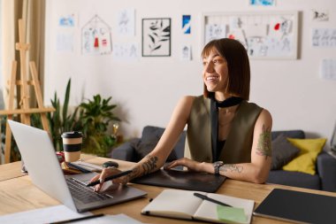 Genç kadın, ilham dolu rahat bir ev ortamında dijital sanat üzerinde çalışırken gülümsüyor..