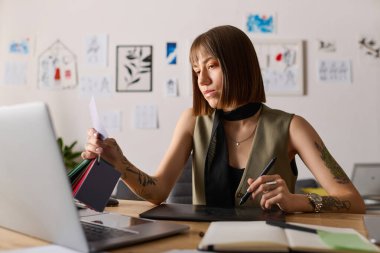 Genç bir kadın sanatsal fikirlerini sanatla çevrili rahat bir evde çalışırken keşfediyor..