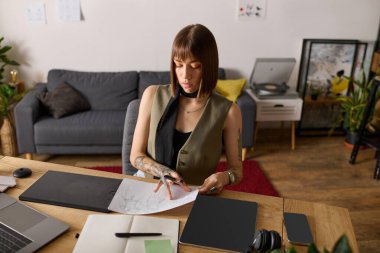 Genç ressam, yaratıcı enerjisini yansıtan rahat bir stüdyoda eskizler üzerinde çalışıyor..