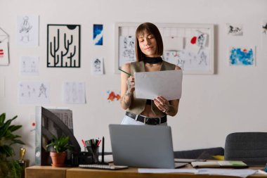 Genç kadın yaratıcılığını sanat eserleri ve bitkilerle çevrili şık bir ev ofisinde keşfediyor..