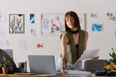 Genç bir kadın, ilham verici sanat eserleriyle çevrili, kendini evde yaratıcı işlere kaptırıyor..