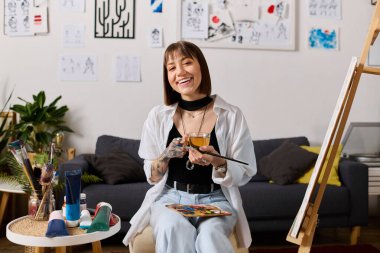 Genç kadın evde yaratıcı zaman geçirmeyi, renkleri karıştırmayı ve kendini sanatsal olarak ifade etmeyi seviyor..