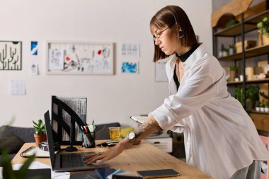 Masasını düzenleyen ve rahat bir atmosferde fikirler çizen genç bir kadın..