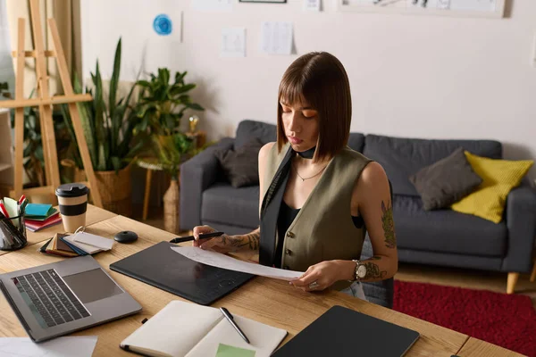 Genç bir kadın evinde yaratıcı bir projeye girişiyor. İlham verici dekor ve bitkilerle çevrili..