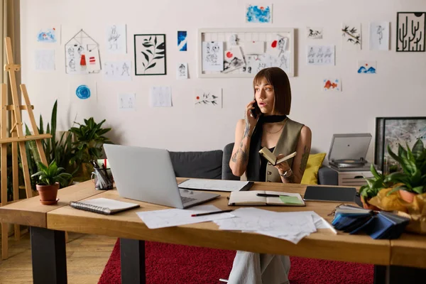 Evde genç bir kadın sanat yaratıyor ve önemli bir telefon görüşmesi sırasında düşüncelerini paylaşıyor..