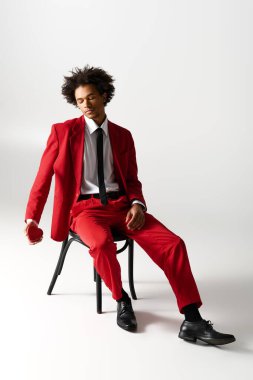 Kırmızı elbiseli şık bir adam zarafet ve kendine güven saçar..