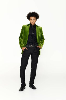 Yeşil kadife ceket giyen kendine güvenen genç adam cazibe ve entelektüellik yayar..